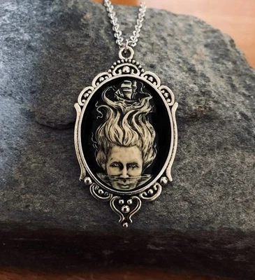 Collar Colgante Camafeo Sirena Malvada y Barco Pirata, Envejecido Vintage Halloween Foto 1 de 3