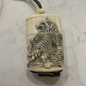 Antico Inro Bovino Giapponese Intagliato 3 Scomparti Con Disco Netsuke Tigre - Foto 1 di 5