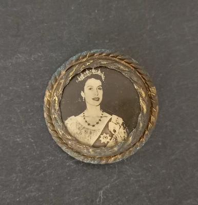 Vintage Coronation Pin Brooch Queen Elizabeth II 3.1cm - Image 1 of 4