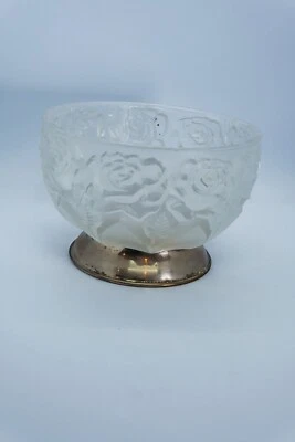 Acabado satinado esmerilado, diseño floral en relieve, cuenco pedestal placa plateada. Foto 1 de 4