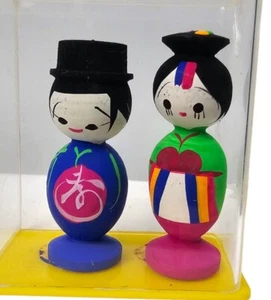 Muñecas Kokeshi coreanas de madera. Muñeca folclórica de recuerdo coreano sellada en estuche de plástico - Imagen 1 de 4
