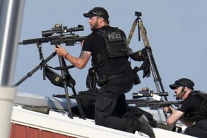 GEHEIMDIENST AUF DACH NACH TRUMP SCHUSS 4x6 glänzend bedrucktes Foto - Bild 1 von 1