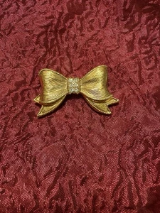 Broche con lazo de cinta vintage tono dorado centro de diamantes de imitación - Imagen 1 de 8