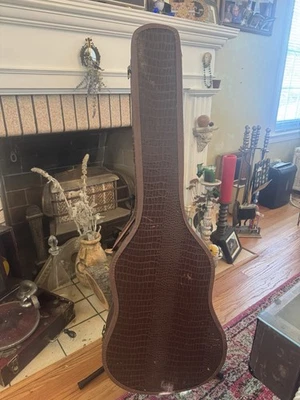 ¿Vintage años 50? Estuche para guitarra acústica Gibson marrón patrón piel de cocodrilo, pequeña reparación. Foto 1 de 4