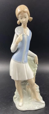 Scultura Statuetta Statua soprammobile RAGAZZA TENNISTA Porcellana NAO LLADRO - Immagine 1 di 4