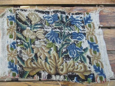 Morceau de tapisserie ancienne (début XVIIe) brodée au demi-point  laine et soie - Photo 1/4