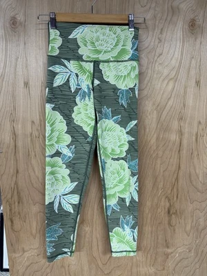Legging Aerie Chill Play Move para mujer talla pequeña verde patrón de flores tema Foto 1 de 4