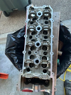 Cabeça de cilindro lateral esquerda do motor Mercedes AMG OEM M156 S63 CL63 1560161901 - Imagem 1 de 4