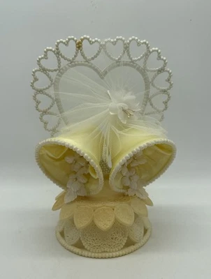 Campanas de boda vintage satinadas amarillas Hong Kong descoloridas Foto 1 de 4