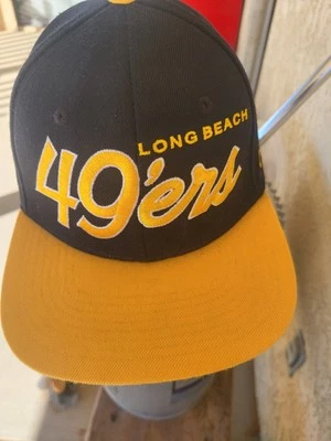 Gorra Long Beach State 49ers Zephyr Snapback negra y dorada  Foto 1 de 4