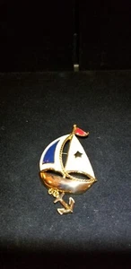 Vintage Avon Enamel Sail Boat Brooch Dangle Anchor Red White Blue Flag Star 3" - Bild 1 von 6