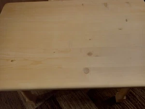 rustikalen tisch und 2passemde stühle dazu der Tisch hat die Maße von 1,10x0,60 - Bild 1 von 7