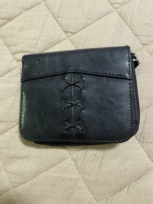 Cartera mediana XOXO de cuero negra con cremallera Foto 1 de 3