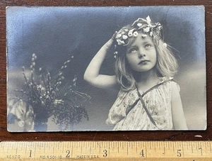 Niña RPPC bellamente vestida con flores en el pelo, postal, - Imagen 1 de 2