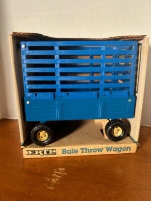 1/16 Ertl Farm Toy Bale Throw Wagon Blue Ford New Holland (NRFB) MADE IN USA - Image 1 of 4