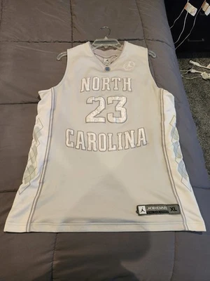 Camiseta deportiva de baloncesto Michael Jordan North Carolina Tar Heels para hombre XL plateada #23 cosida Foto 1 de 4