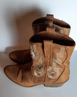 Bota Corta Estilo Vaquero Rampage Talla 8.5 Mediana  Foto 1 de 4