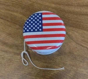 VINTAGE AMERICAN FLAG / 4th OF JULY/ PATRIOTIC METAL / TIN YOYO - Picture 1 of 3
