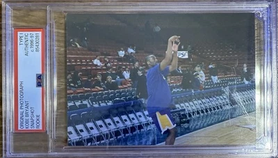 1996-1997 KOBE BRYANT NOVATO AÑO 1 FOTO KOBE 1ER JUEGO @DENVER 13/02/97 PSA Foto 1 de 4