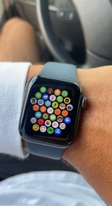 Apple Watch Series SE 40mm Boîtier en Aluminium Noir/Bracelet Sport Noir GPS + Cellulaire - Photo 1 sur 2