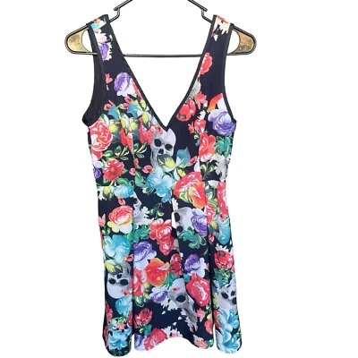 铁拳漫游心形骷髅连衣裙女式中号奇思妙哥特花卉蝴蝶结 V 领 — 第 1/4 张图片