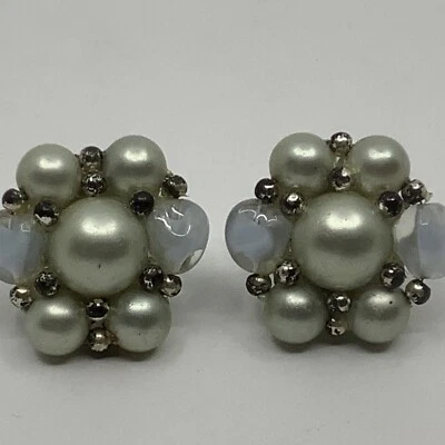 Pendientes de clip de vidrio vintage Crown Trifari imitación perla verde y piedra lunar azul Foto 1 de 4