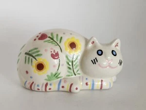 Sonriente Gato Blanco Esfinge Pose Porcelana Patrón Floral Rojo Verde Amarillo Usado en Excelente Condición - Imagen 1 de 7
