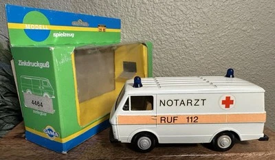 RARE 1970'S GAMA GERMANY #446 VW VOLKSWAGEN LT 35 AMBULANCE 1:35 - Image 1 of 4