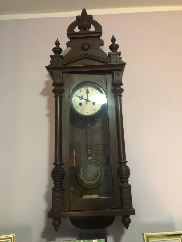 ANTICO OROLOGIO A PENDOLO  A CORDA CASSA IN LEGNO MECCANICO CHIAVETTA - Immagine 1 di 1