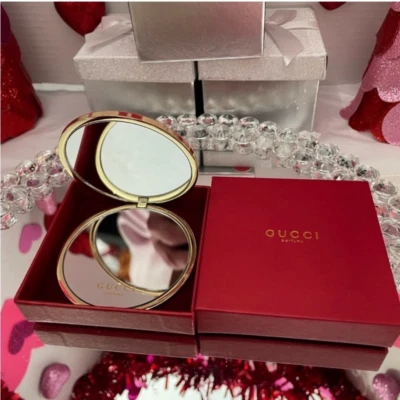 Espejo compacto doble color dorado patrón Gucci GG nuevo en caja Foto 1 de 4