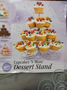 Wilton 23 Cupcake, Süßigkeiten Ständer, 4 Teir Metall Halter, Hochzeit, Geburtstag Party  - Bild 1 von 19