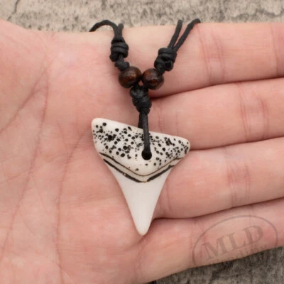 Colar de dente de tubarão de resina com cordão de couro ajustável - Pingente de surfista tribal - Imagem 1 de 4