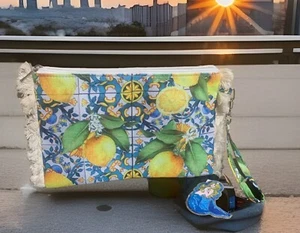 Bolso de Mano Pequeño La Divina Costiera Diseño Limón Nuevo con Etiquetas 11" x 7" - Imagen 1 de 4