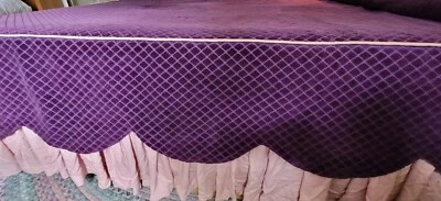 Colcha colcha colcha de terciopelo vintage de los años 40 púrpura y volante antipolvo completa Foto 1 de 4