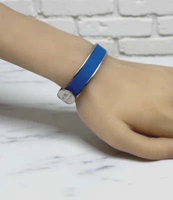 Pulsera Coach Designer Tono Plateado Cuero Saffiano Azul Bisagras 1/2 pulgada Foto 1 de 4