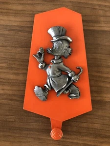 Walt Disney Productions Appendino Figura Paperone Peltro Inciso A Mano Olimpic - Foto 1 di 11