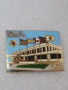 Sede de Lions Club International Oak Brook Illinois EE. UU. esmalte doble embrague - Imagen 1 de 4