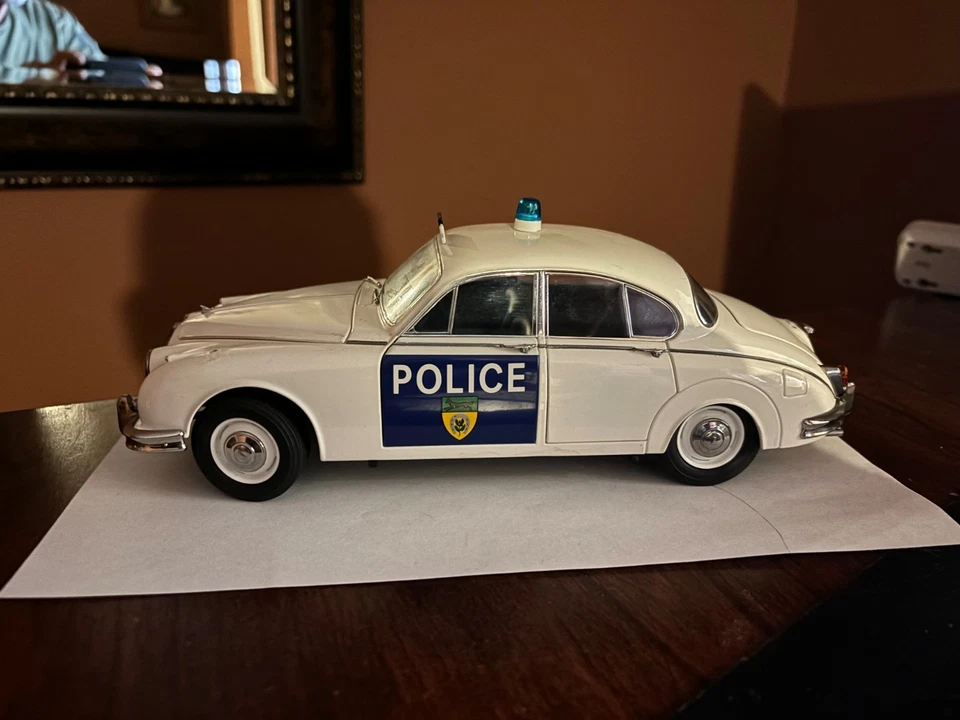 Model Icons 1/18 Jaguar Mk2 Leicestershire UK Police Diecast Model Car - Image 1 of 4