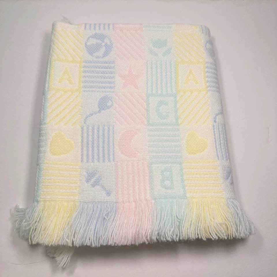 Manta Bebé Vintage Pastel ABC Bloques Sonajero Luna Estrella Corazón Flecos Foto 1 de 4