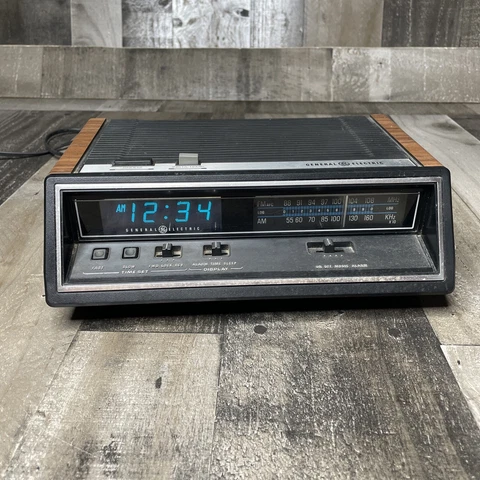 Vintage GE General Electric AM/FM Temperature Digital Clock Radio Alarm 7-4667A Cover
