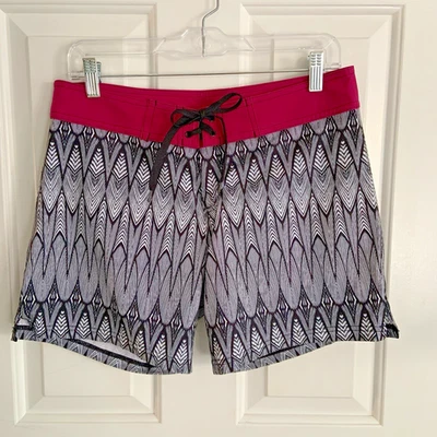 Pantalones Cortos PrAna Board Mujer Talla Pequeña Op Art Negro y Blanco con Rosa Caliente Foto 1 de 4