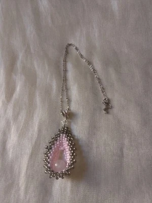 Collana Lunga Ciondolo Protettivo Foglia Cristalloterapia  Pietra Quarzo Rosa. - Immagine 1 di 4