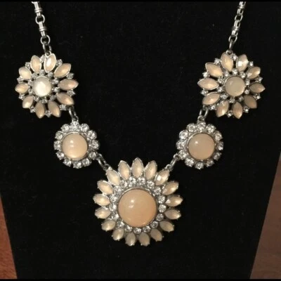 NUEVO CON ETIQUETAS Collar Lia Sophia CHRISTINA'S Joy Blush Lucite Flor Declaración   Foto 1 de 4