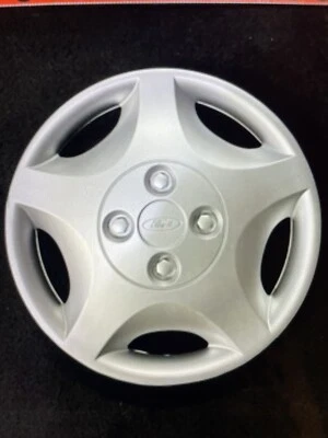 "Ford Focus 2000-04 OEM tapacubos de 15"" usado restaurado hermoso - una tapa plateada" Foto 1 de 4