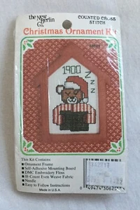 The New Berlin Co. Kreuzstich Weihnachtsschmuck Set - Schlafender Bär datiert   - Bild 1 von 2