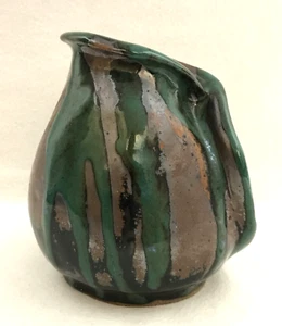 Jarra de jarrón 5,25" hecha artesanal arcilla verde esmalte acentos metálicos pesados firmados - Imagen 1 de 8
