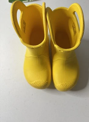 Botas de chuva Crocs Kids' Handle It em amarelo, feitas de espuma Croslite impermeável - Imagem 1 de 3