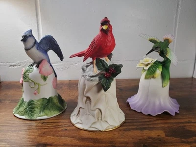 Juego de 3 campanas de porcelana Avon vintage serie coleccionista flores y pájaros '00-'01 Foto 1 de 4