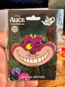 Pin Rosa a la Mode Disney - Expresiones - Gato de Cheshire - Guiño - Imagen 1 de 1