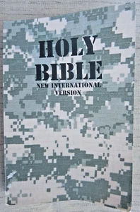 Holy Bible: New International Version, Green Camouflage, PB (pocket size), 2008 - Picture 1 of 5
